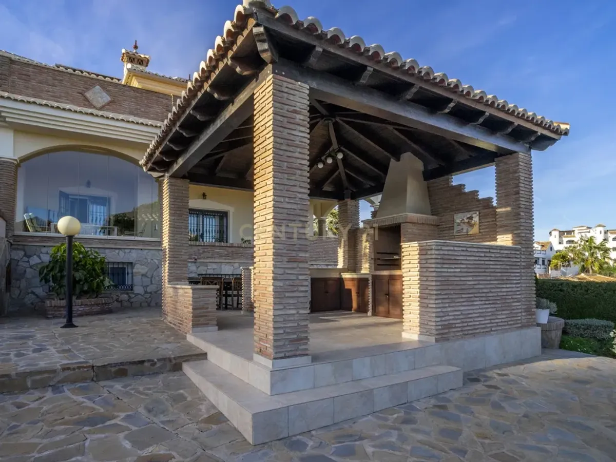 ✨ Villa Independiente de Lujo con Vistas al Mar en Benalmádena Costa
