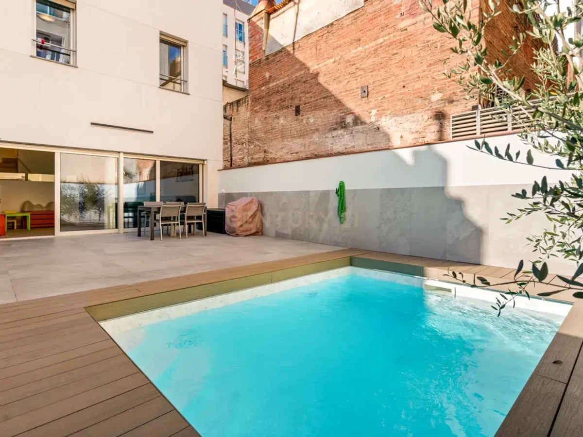 Casa con piscina privada y terrazas en Poblenou: un auténtico oasis en Barcelona