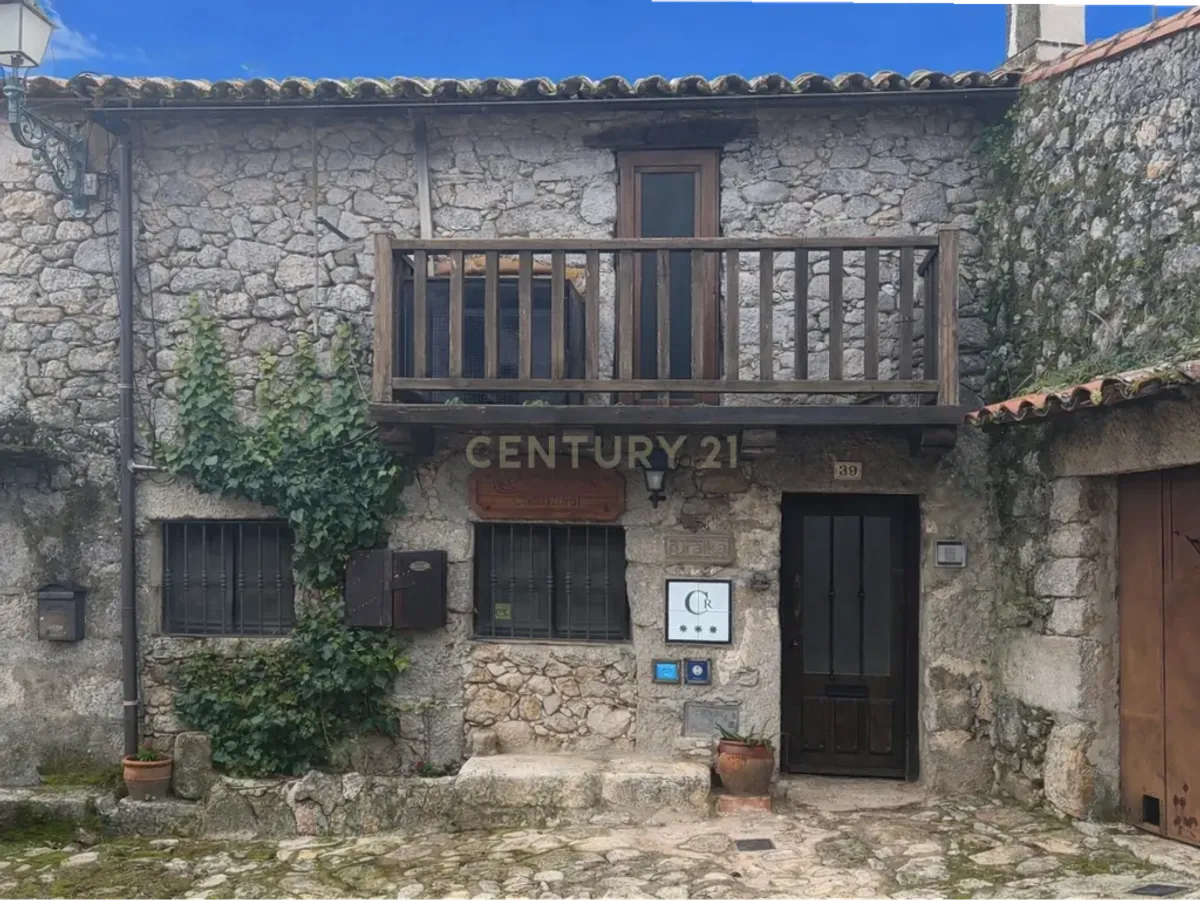 Encanto rural en venta: casa adosada con licencia turística en el corazón de la Sierra de Gata.