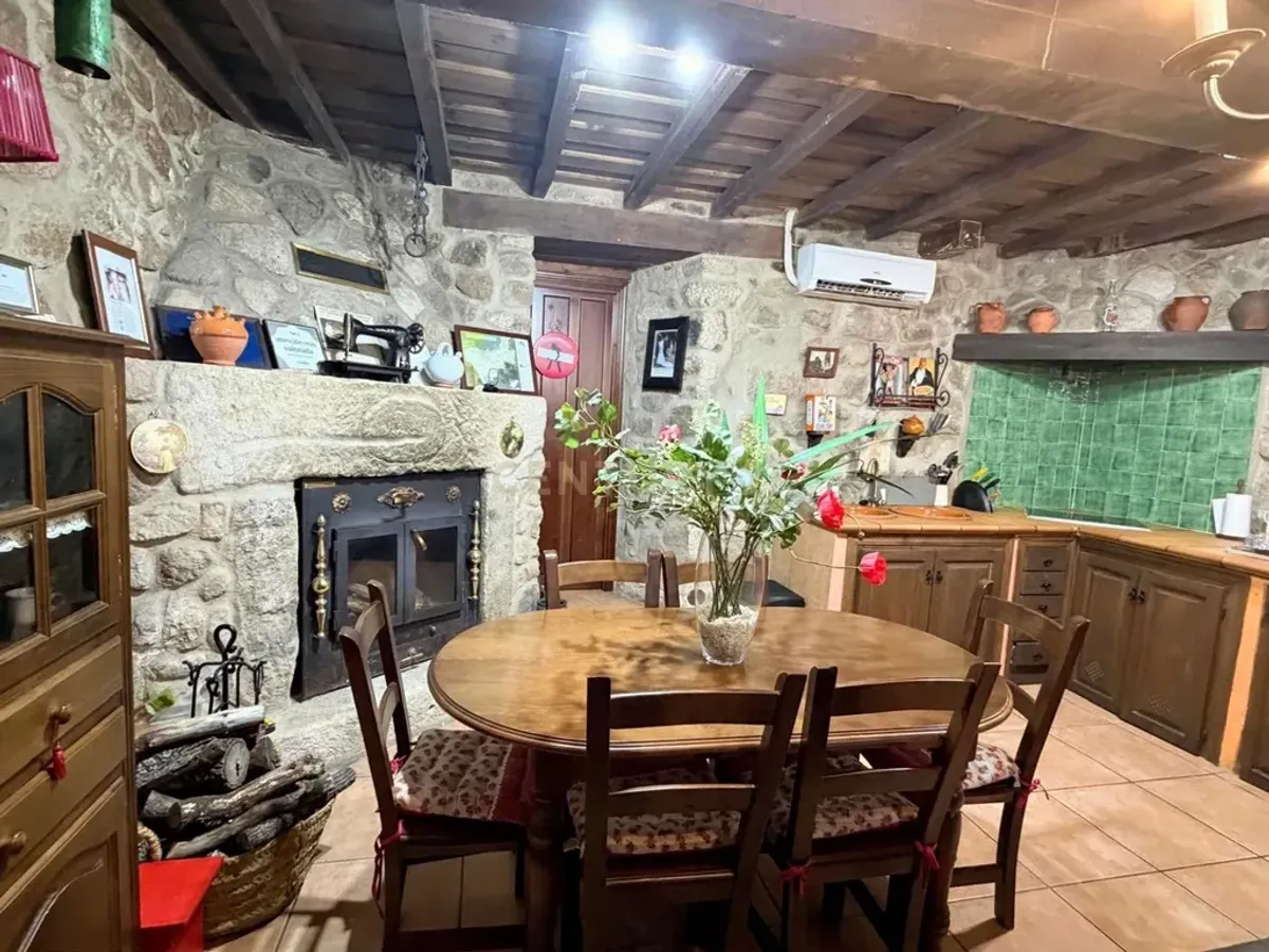 Encanto rural en venta: casa adosada con licencia turística en el corazón de la Sierra de Gata.