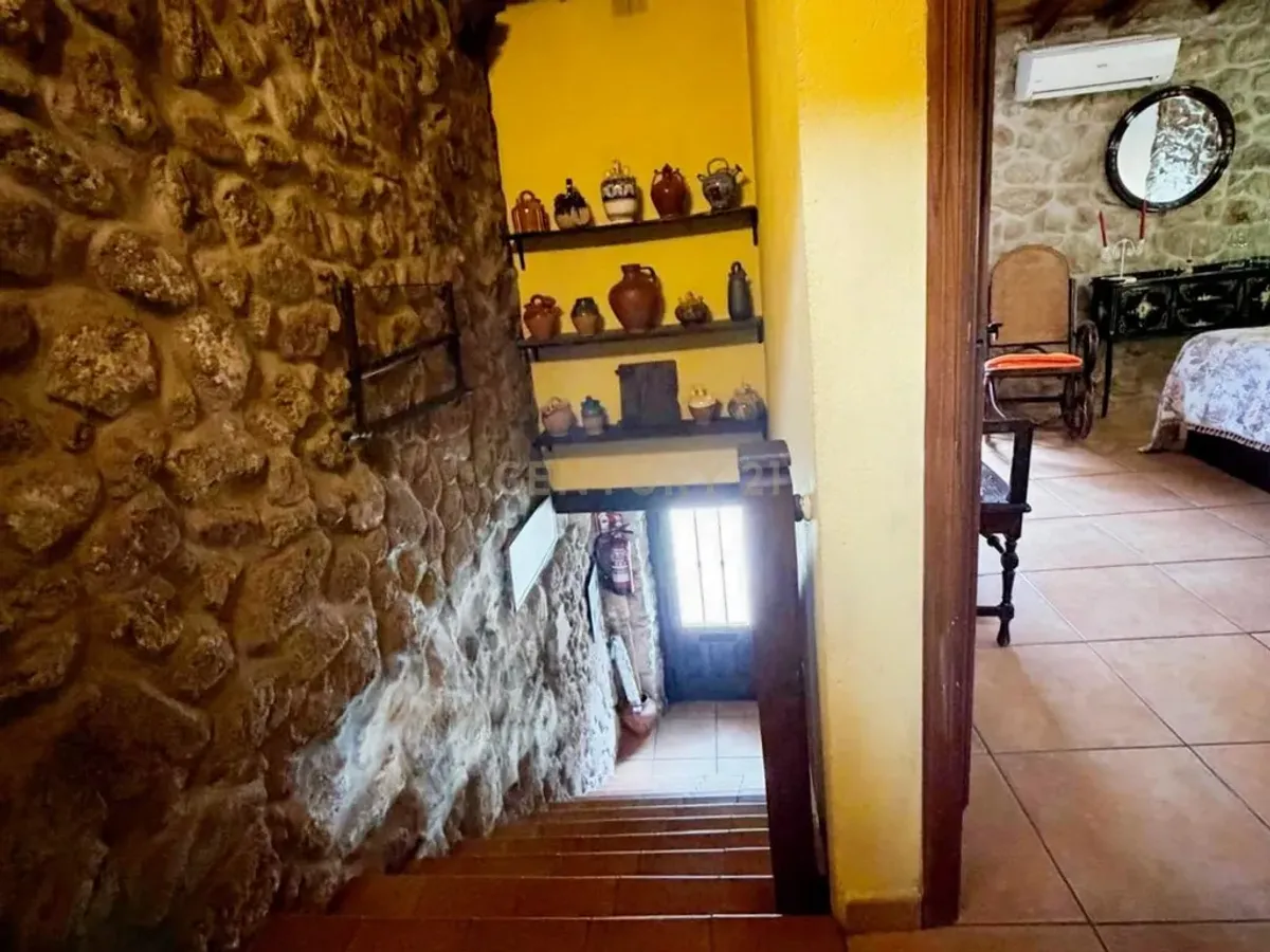 Encanto rural en venta: casa adosada con licencia turística en el corazón de la Sierra de Gata.