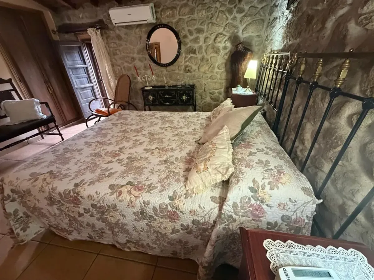 Encanto rural en venta: casa adosada con licencia turística en el corazón de la Sierra de Gata.