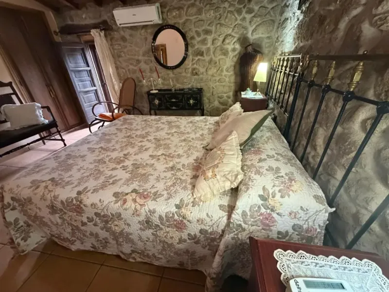 Encanto rural en venta: casa adosada con licencia turística en el corazón de la Sierra de Gata.