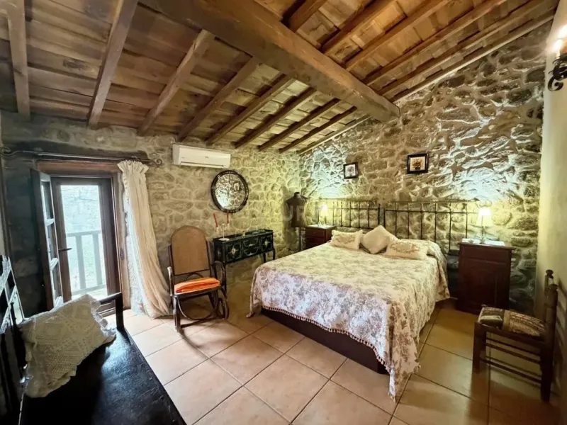 Encanto rural en venta: casa adosada con licencia turística en el corazón de la Sierra de Gata.