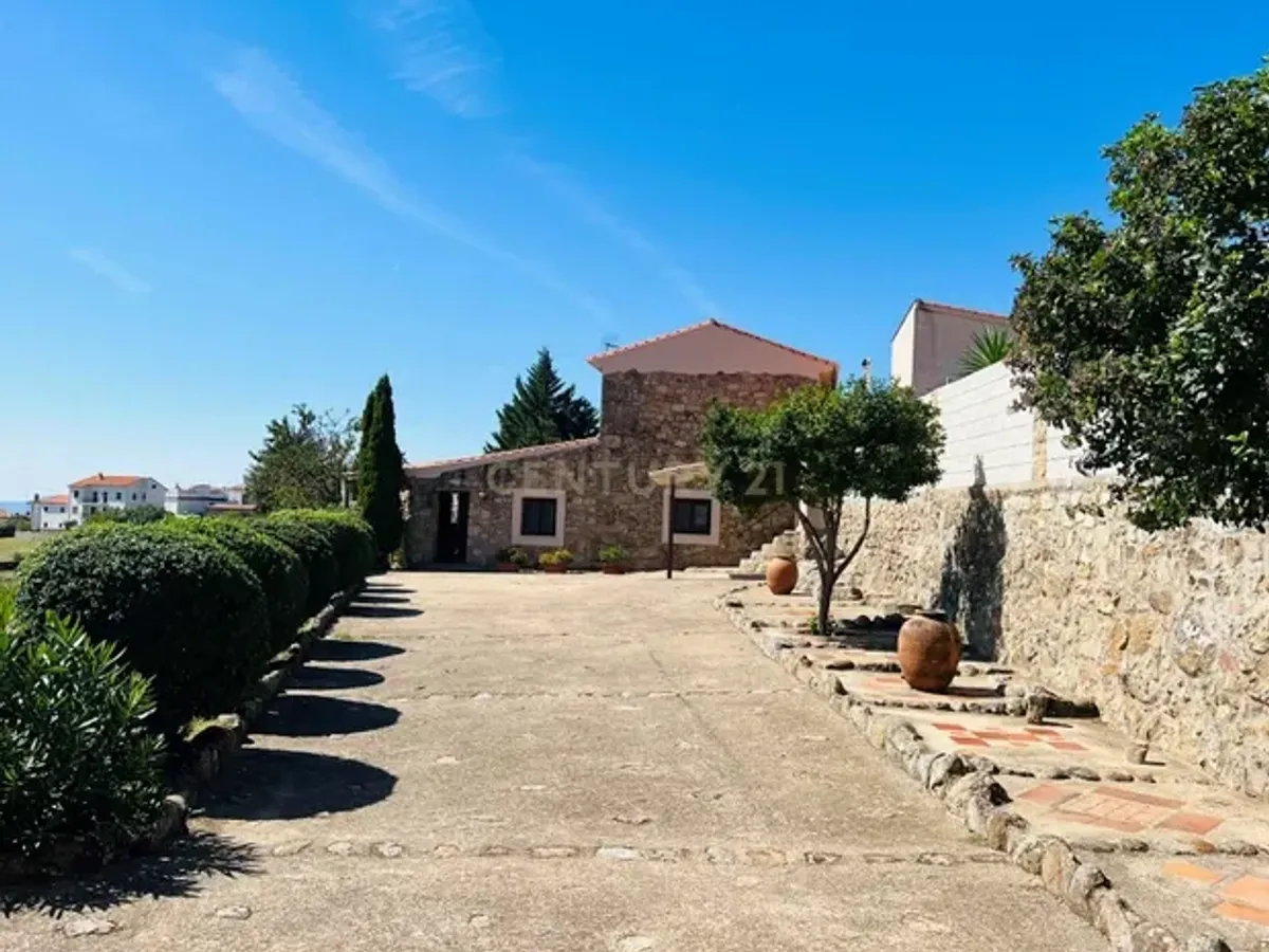Encanto rural en venta: casa adosada con licencia turística en el corazón de la Sierra de Gata.