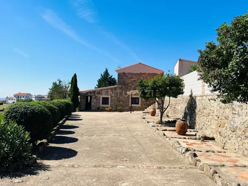 Encanto rural en venta: casa adosada con licencia turística en el corazón de la Sierra de Gata.