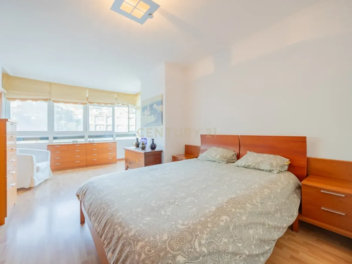 VENDO AMPLIA VIVIENDA LUMINOSA EN ESQUINA