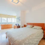 VENDO AMPLIA VIVIENDA LUMINOSA EN ESQUINA 2