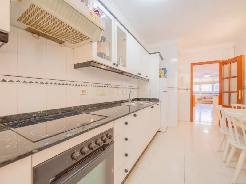 VENDO AMPLIA VIVIENDA LUMINOSA EN ESQUINA