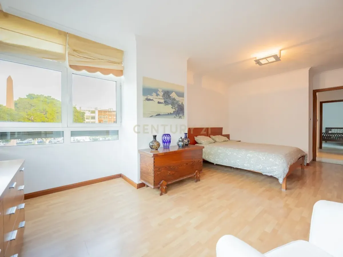 VENDO AMPLIA VIVIENDA LUMINOSA EN ESQUINA