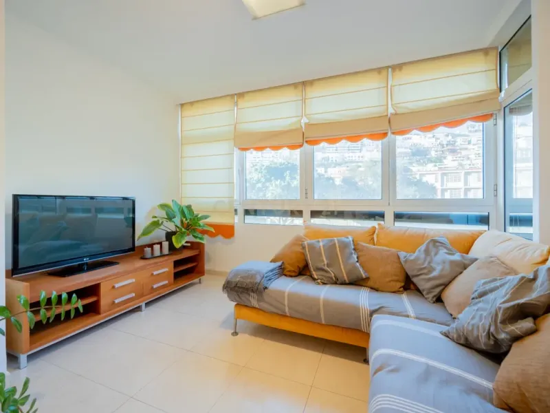 VENDO AMPLIA VIVIENDA LUMINOSA EN ESQUINA