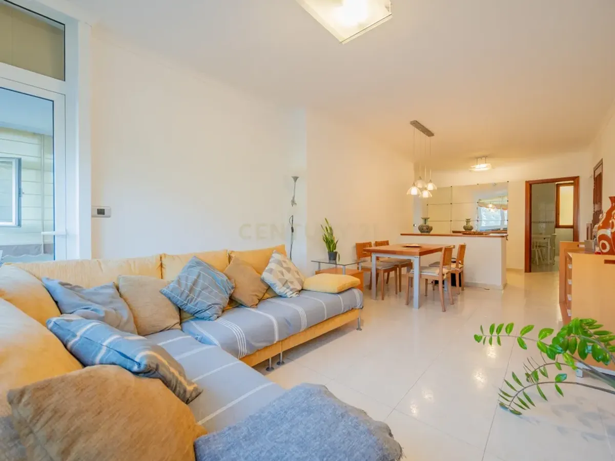 VENDO AMPLIA VIVIENDA LUMINOSA EN ESQUINA