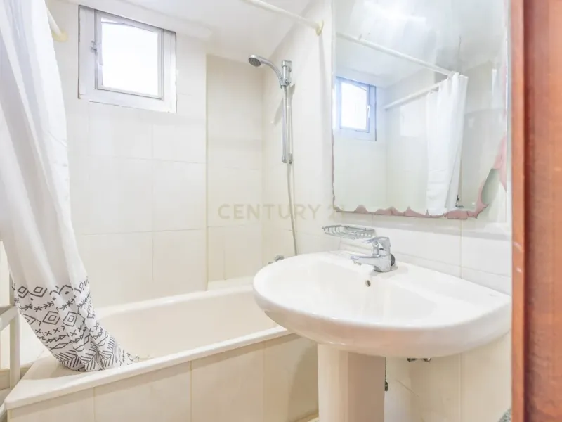 VENDO AMPLIA VIVIENDA LUMINOSA EN ESQUINA