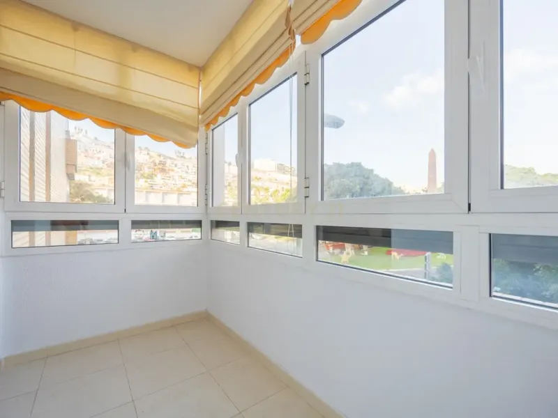 VENDO AMPLIA VIVIENDA LUMINOSA EN ESQUINA
