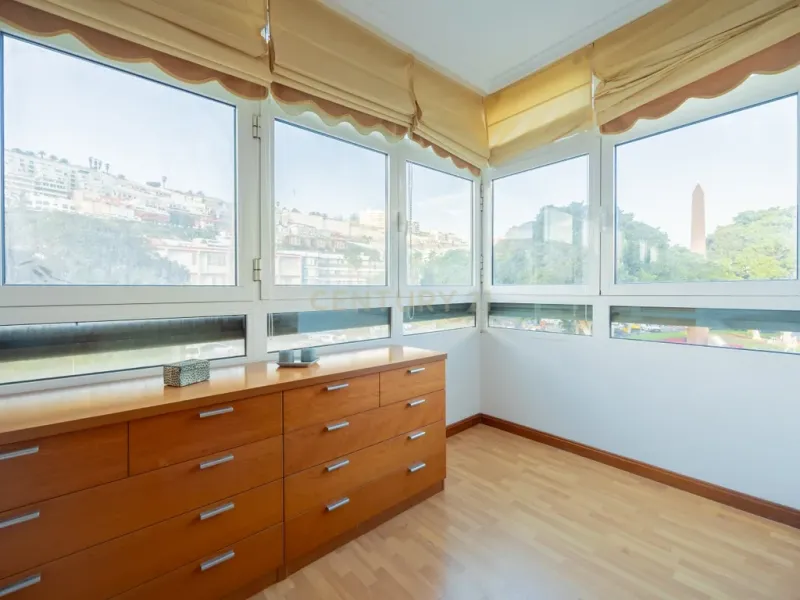 VENDO AMPLIA VIVIENDA LUMINOSA EN ESQUINA