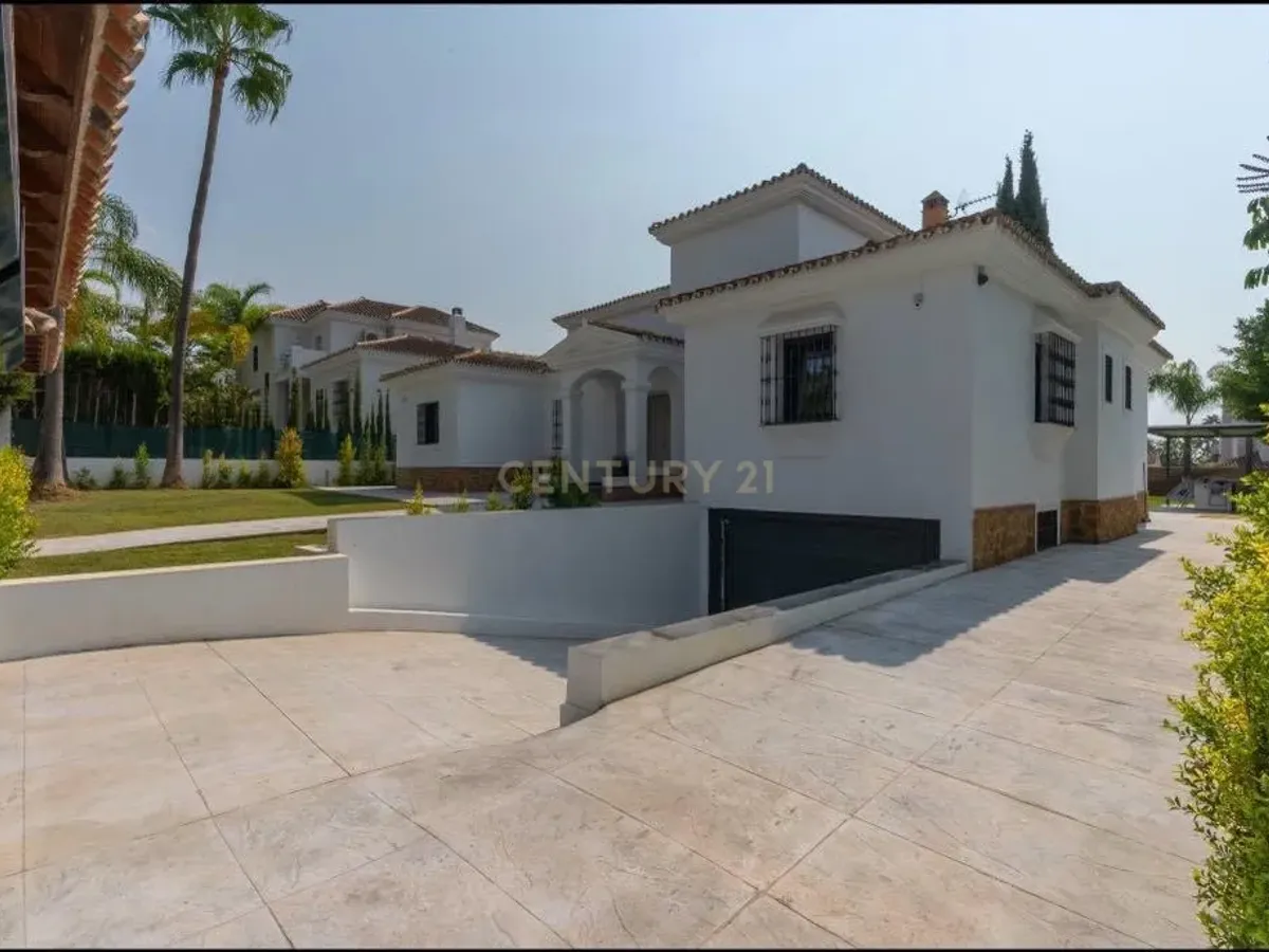 VILLA AMPLIA CON PRIVACIDAD EN NUEVA ANDALUCÍA