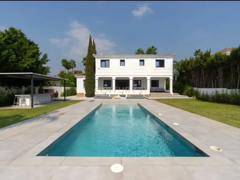 VILLA AMPLIA CON PRIVACIDAD EN NUEVA ANDALUCÍA