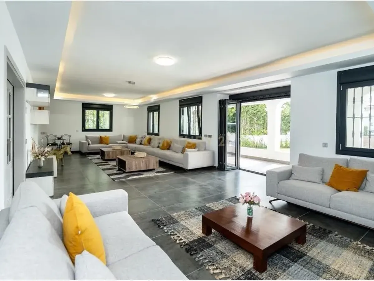 VILLA AMPLIA CON PRIVACIDAD EN NUEVA ANDALUCÍA