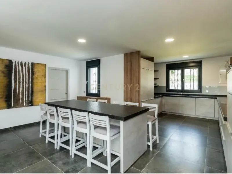 VILLA AMPLIA CON PRIVACIDAD EN NUEVA ANDALUCÍA