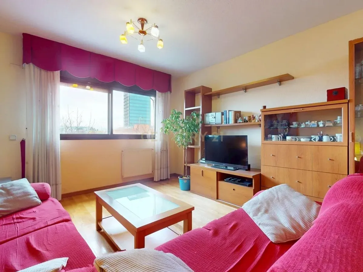 Piso de tres dormitorios junto a la estación de tren de la Garena en Alcalá de Henares, Madrid