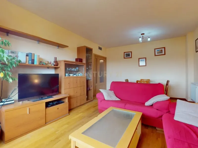 Piso de tres dormitorios junto a la estación de tren de la Garena en Alcalá de Henares, Madrid