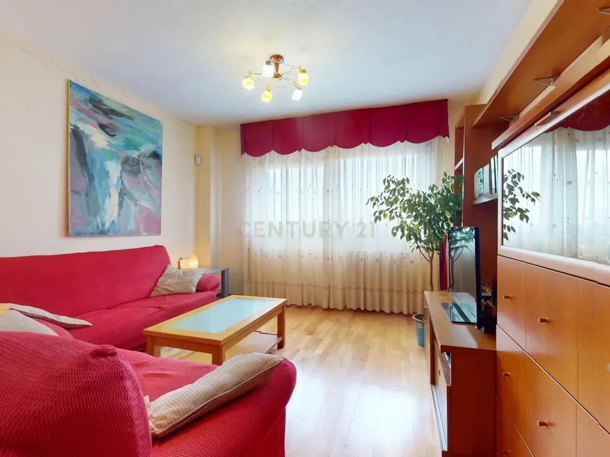 Piso de tres dormitorios junto a la estación de tren de la Garena en Alcalá de Henares, Madrid