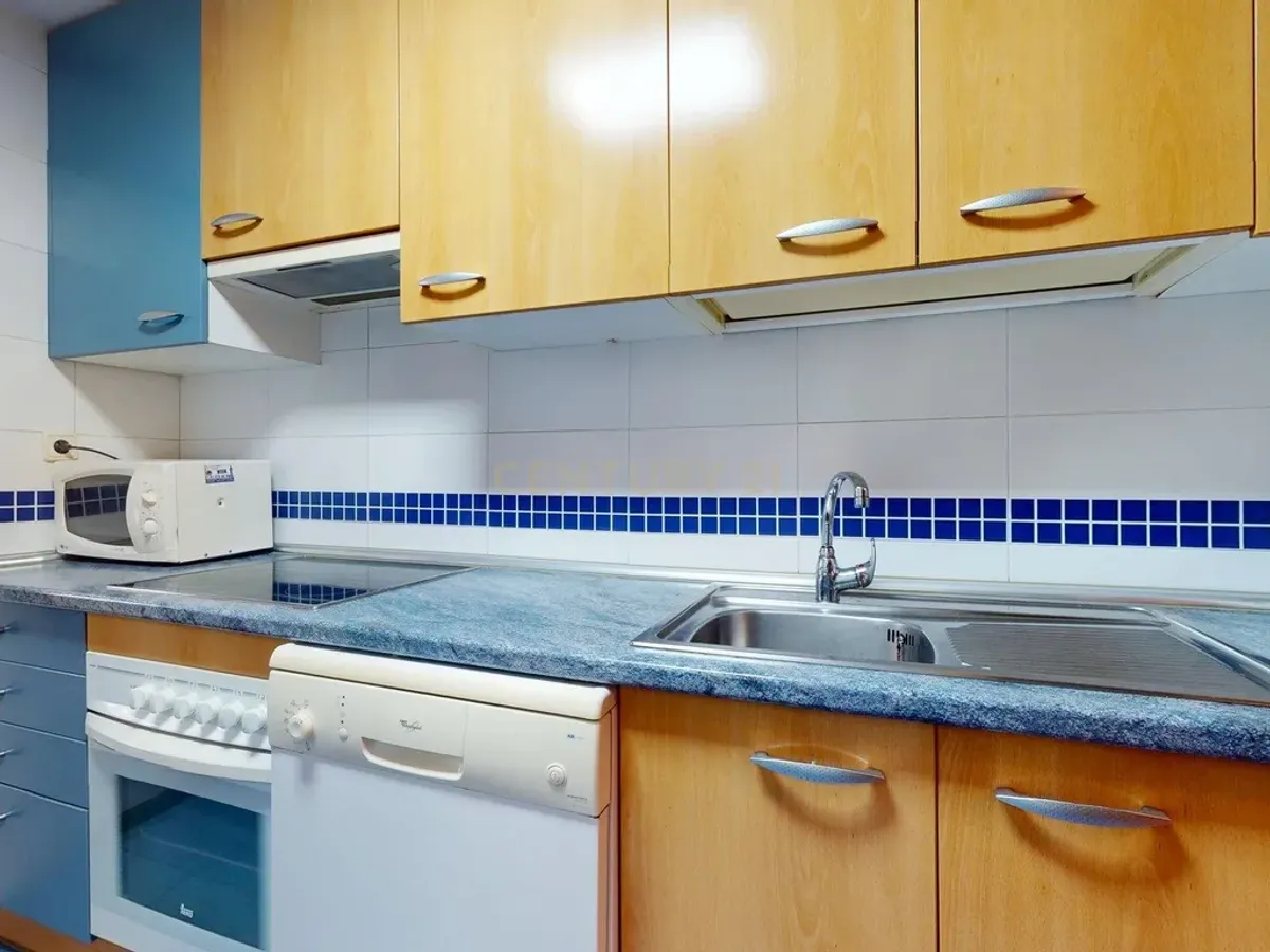 Piso de tres dormitorios junto a la estación de tren de la Garena en Alcalá de Henares, Madrid