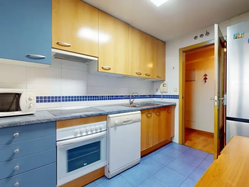 Piso de tres dormitorios junto a la estación de tren de la Garena en Alcalá de Henares, Madrid