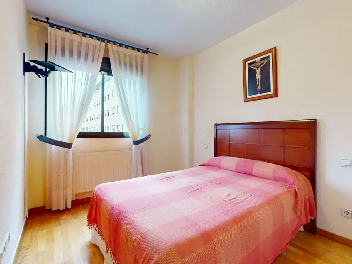 Piso de tres dormitorios junto a la estación de tren de la Garena en Alcalá de Henares, Madrid