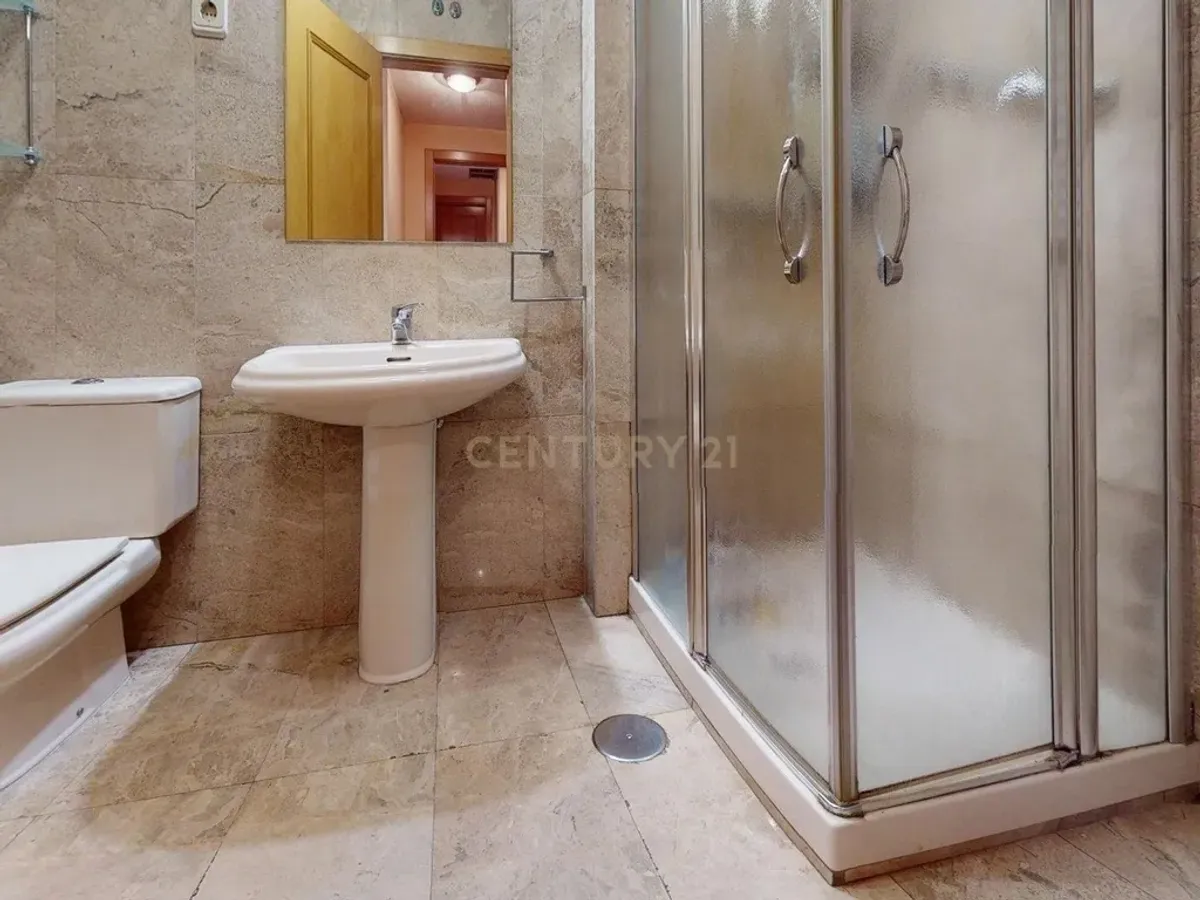 Piso de tres dormitorios junto a la estación de tren de la Garena en Alcalá de Henares, Madrid