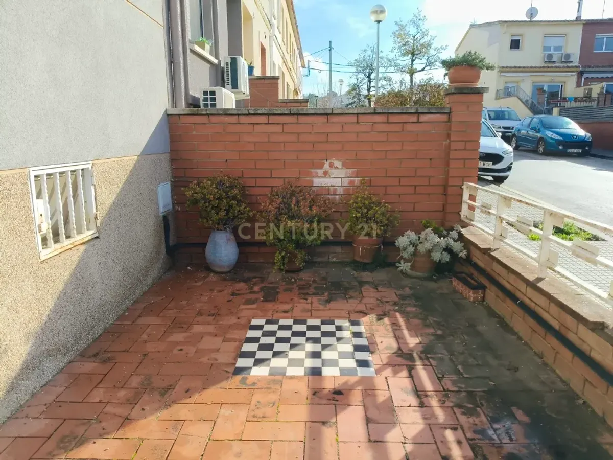 Casa pareada con jardín, terrazas y vistas a Montserrat | Ideal para familias que buscan calidad de vida