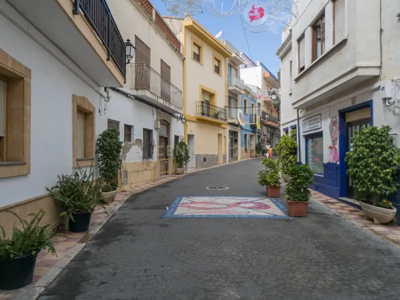 Local comercial con almacén en el centro histórico del casco antiguo de Calpe