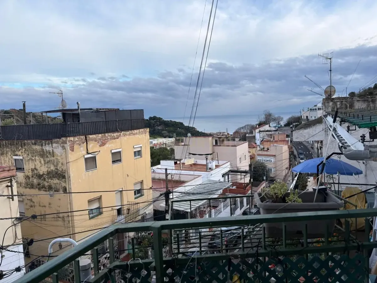 Piso con vistas al mar y la montaña en Mongat, con chimenea y balcón