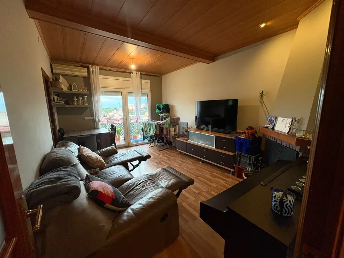 Piso con vistas al mar y la montaña en Mongat, con chimenea y balcón