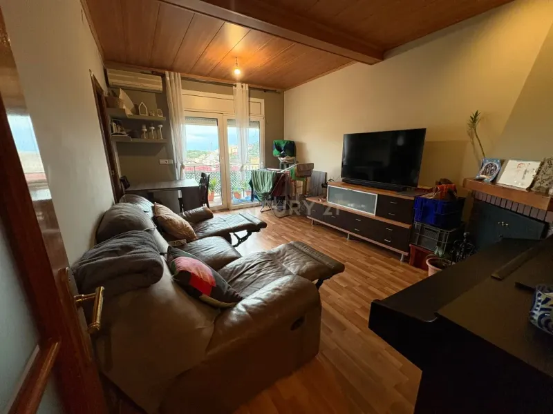 Piso con vistas al mar y la montaña en Mongat, con chimenea y balcón