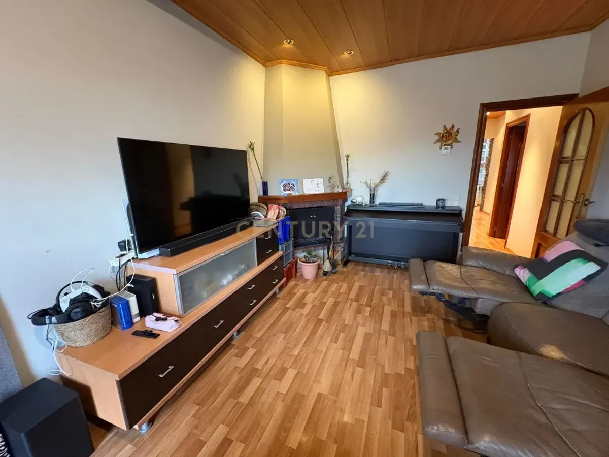 Piso con vistas al mar y la montaña en Mongat, con chimenea y balcón