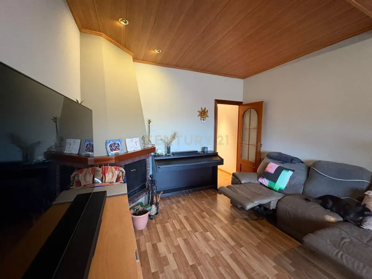 Piso con vistas al mar y la montaña en Mongat, con chimenea y balcón