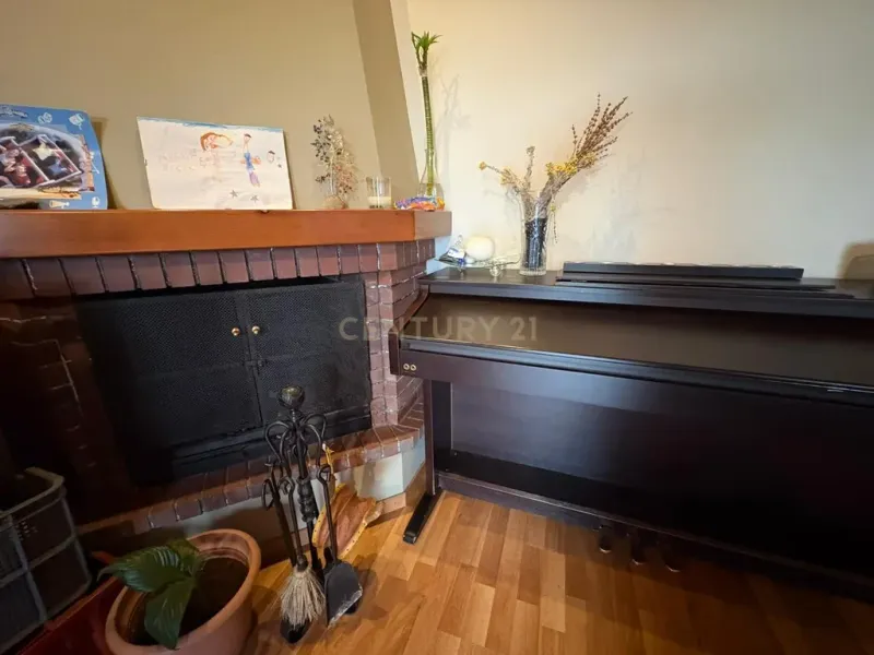 Piso con vistas al mar y la montaña en Mongat, con chimenea y balcón