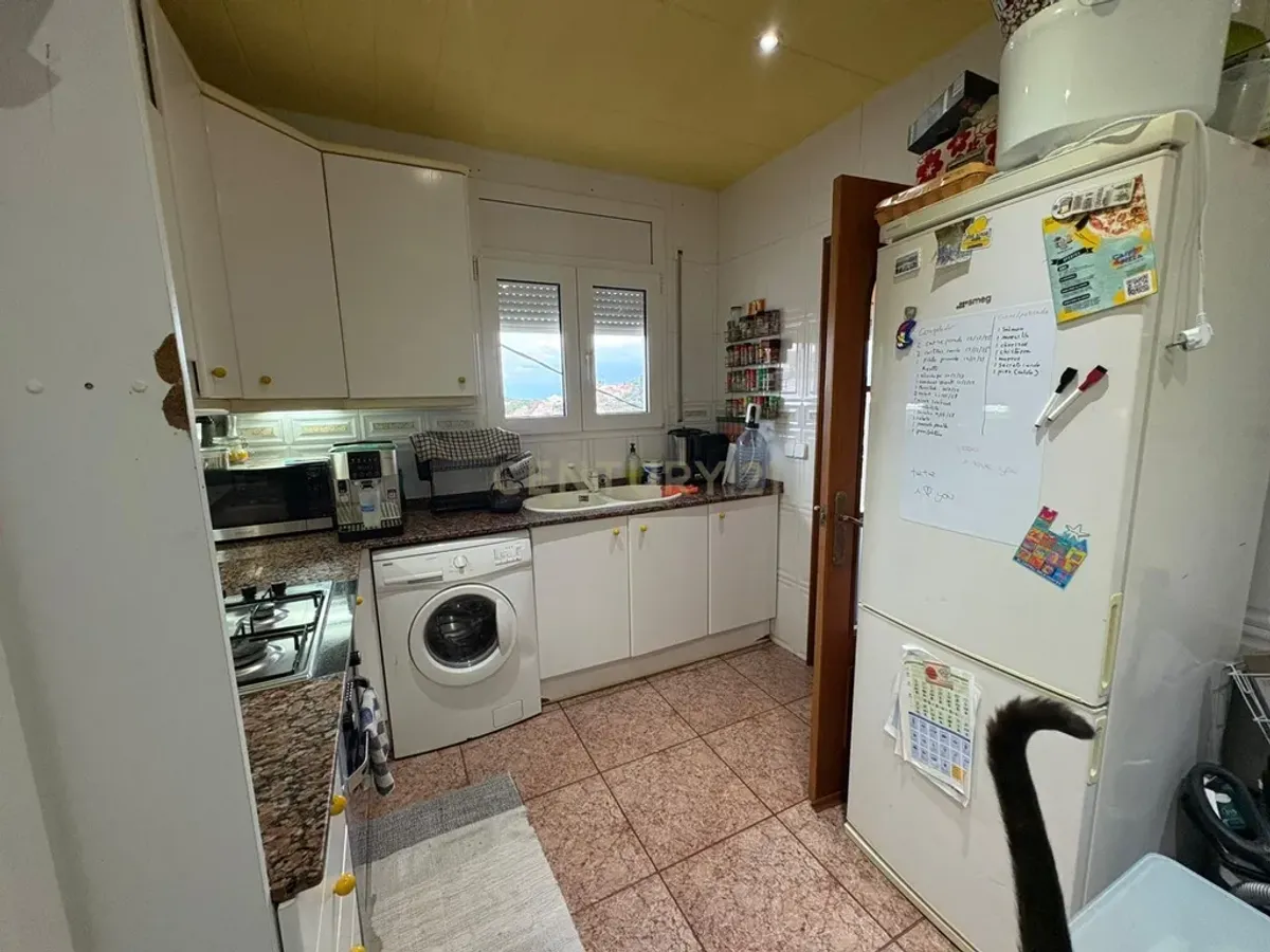 Piso con vistas al mar y la montaña en Mongat, con chimenea y balcón