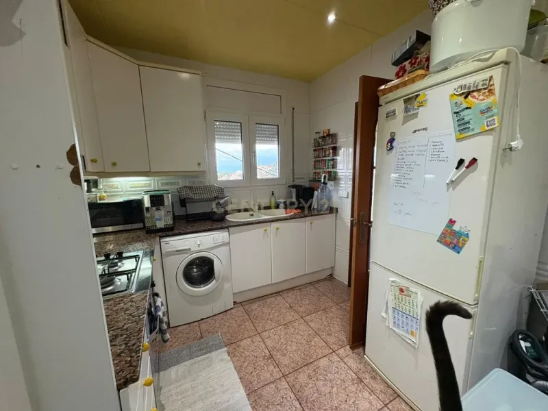 Piso con vistas al mar y la montaña en Mongat, con chimenea y balcón