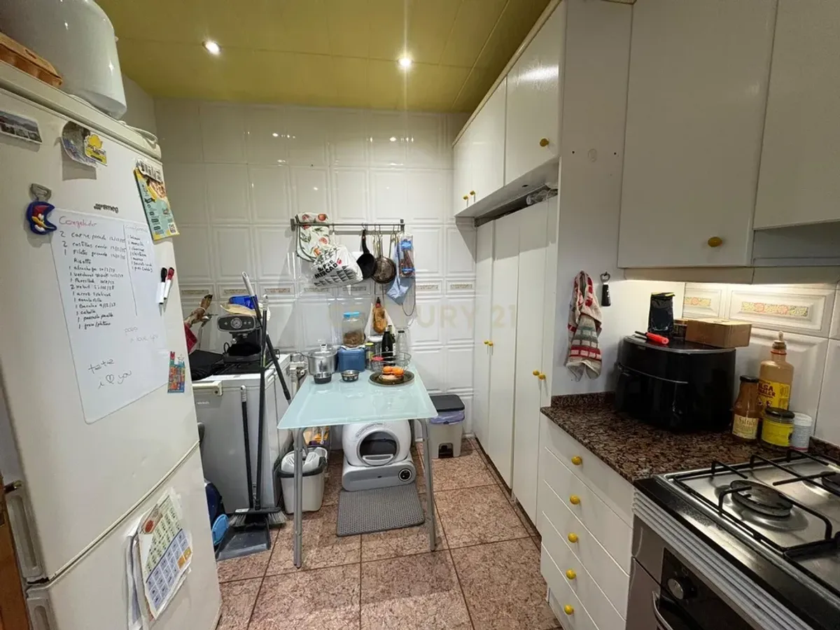 Piso con vistas al mar y la montaña en Mongat, con chimenea y balcón