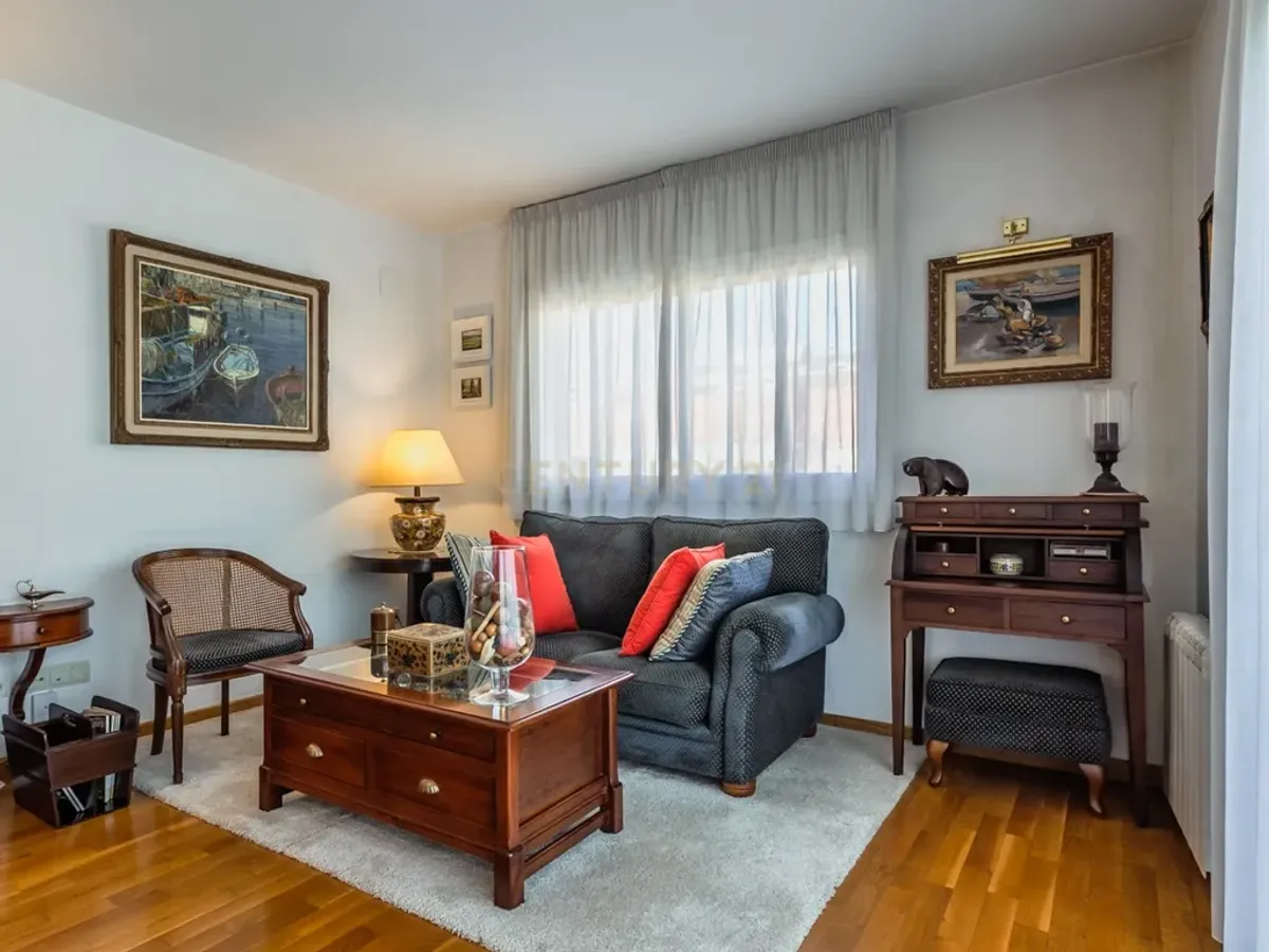 Ático dúplex con terraza solárium, piscina y parking en el Eixample de Sant Joan Despí