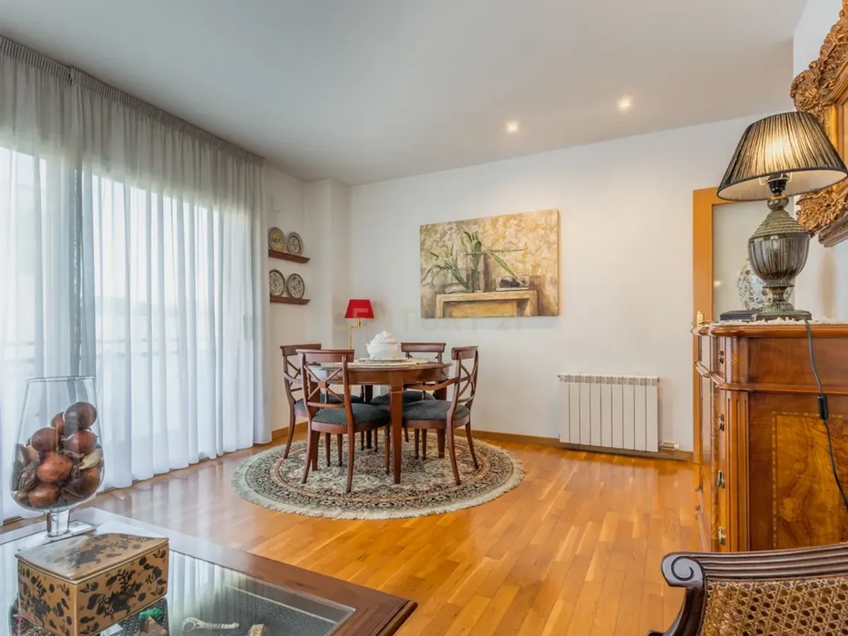 Ático dúplex con terraza solárium, piscina y parking en el Eixample de Sant Joan Despí