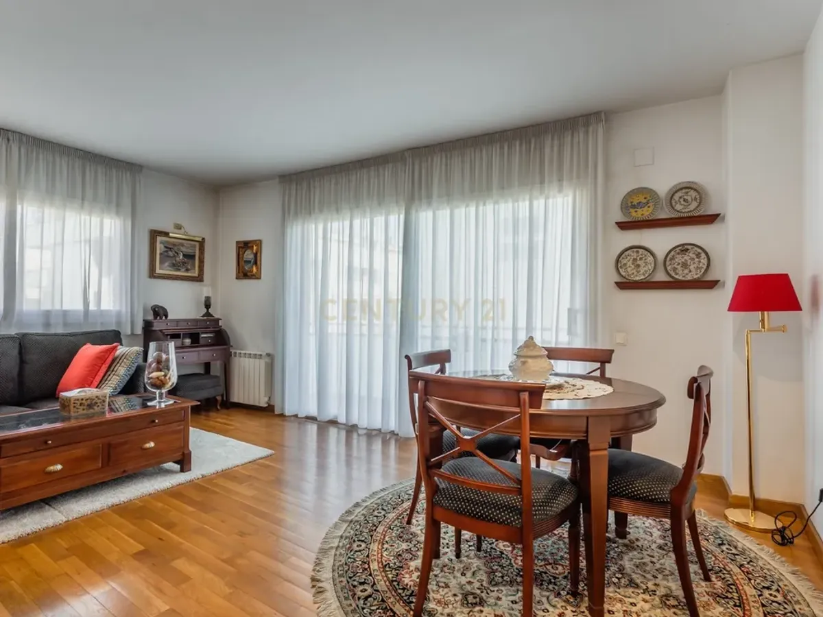 Ático dúplex con terraza solárium, piscina y parking en el Eixample de Sant Joan Despí