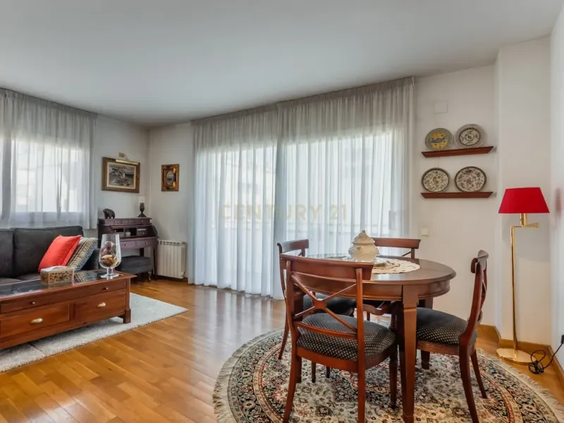 Ático dúplex con terraza solárium, piscina y parking en el Eixample de Sant Joan Despí