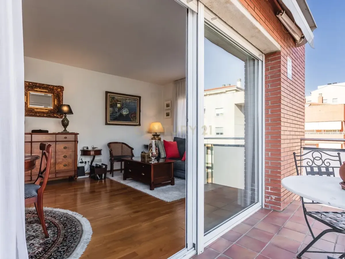 Ático dúplex con terraza solárium, piscina y parking en el Eixample de Sant Joan Despí