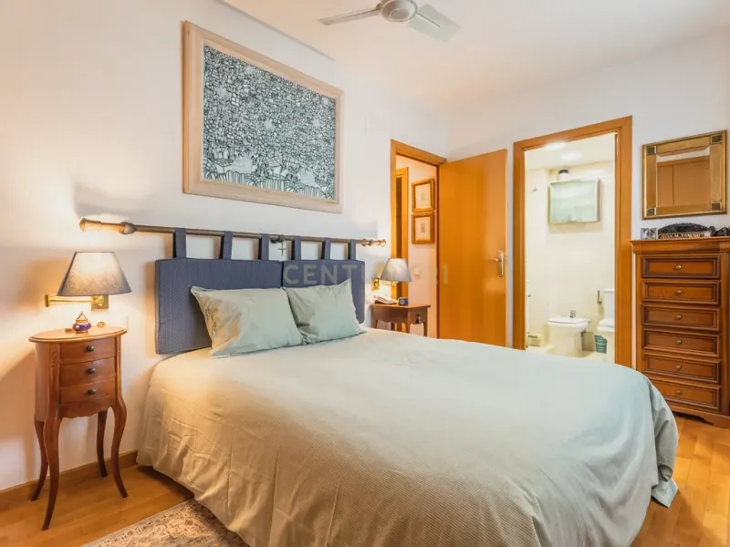 Ático dúplex con terraza solárium, piscina y parking en el Eixample de Sant Joan Despí