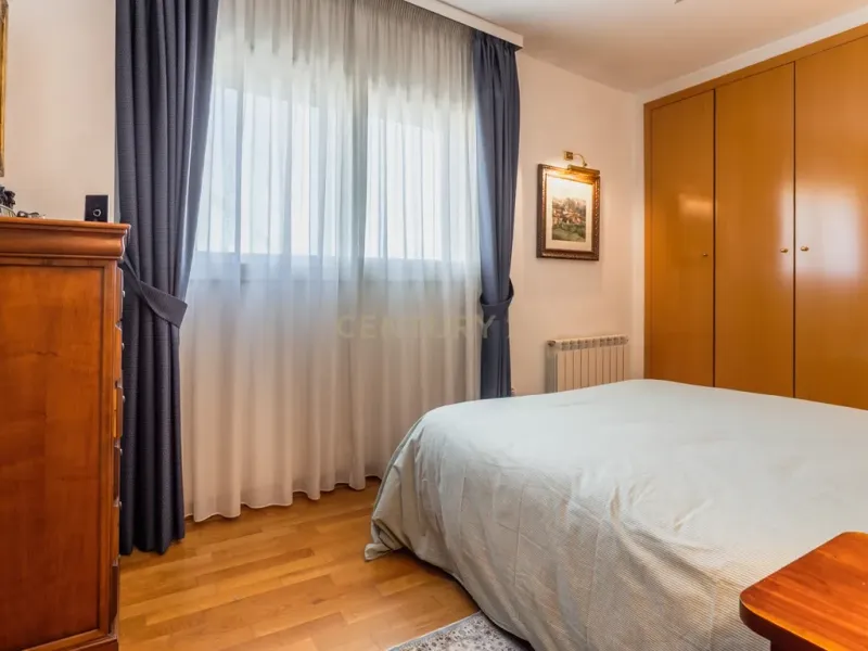 Ático dúplex con terraza solárium, piscina y parking en el Eixample de Sant Joan Despí