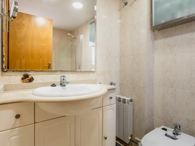 Ático dúplex con terraza solárium, piscina y parking en el Eixample de Sant Joan Despí