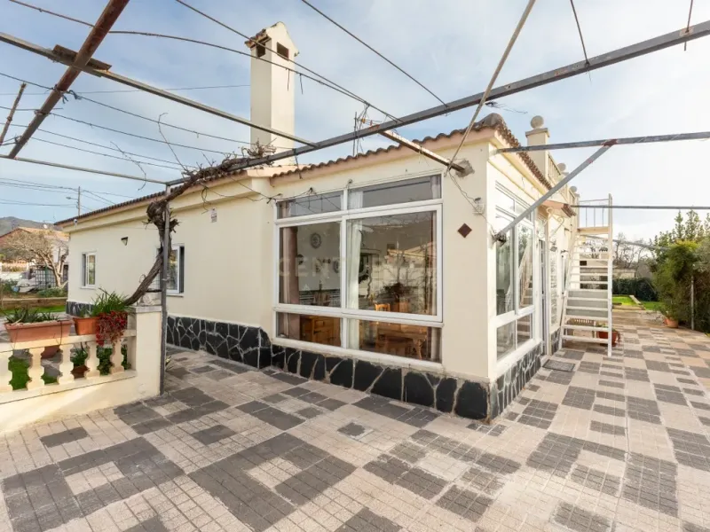 Encantadora casa independiente en una sola planta en urbanización de montaña